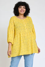 Load image into Gallery viewer, lightweight Button Accent Ditsy Floral Tunic
